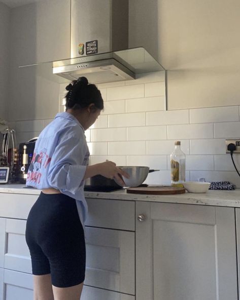 Cooking Woman Aesthetic, Wife Cooking Aesthetic, Mattina Aesthetic, Cooking Mom Aesthetic, Cook Aesthetic Girl, Women Cooking Aesthetic, Girl Kitchen Aesthetic, Chef Girl Aesthetic, Foodie Girl Aesthetic