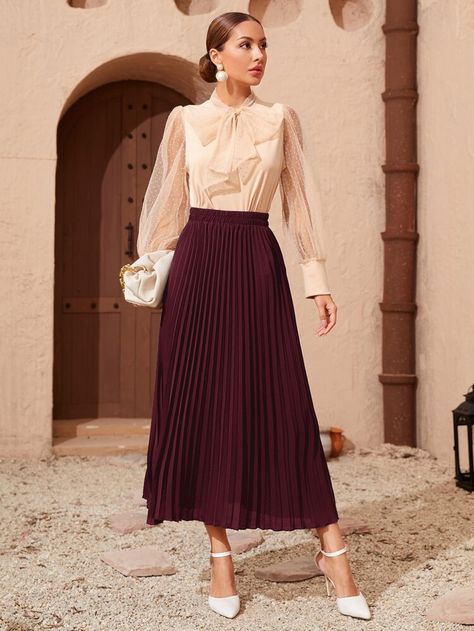 Pleated Long Skirt Outfit Classy, Long Pleated Skirt Outfit, Pleated Skirt Outfit Summer, Pleated Maxi Skirt Outfit, Long Black Skirt Outfit, Black Pleated Skirt Outfit, Elegant Skirt Outfits, Black Pleated Midi Skirt, Black Skirt Outfits