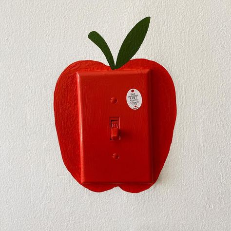 red apple light switch 70s Style Decor Interior Design, Color Blocking Room Ideas, Retro Outdoor Decor, Kitsch Interior Design, Funky 70s Decor, Anthro Inspired Home, Kitschy Home, Low Light Bedroom Ideas, Bright Colored Room