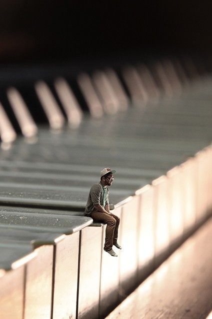 Piano Shoot, Trucage Photo, Surreal Photoshop, Piano Photography, Musician Photography, Piano Art, Miniature Photography, Beginner Photo Editing, Creative Photoshop