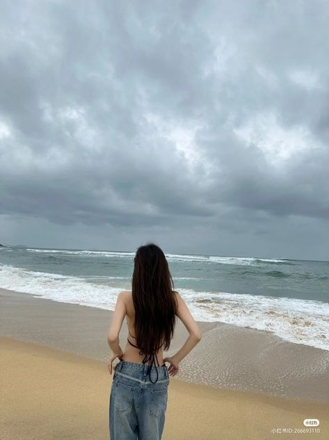 Photoshoot Without Face, Uzzlang Girl Faceless, Photo Series Ideas, Girl Faceless, Beach Picture Ideas, Sea Vibes, Beach Picture, Girl Beach, Pic Pose