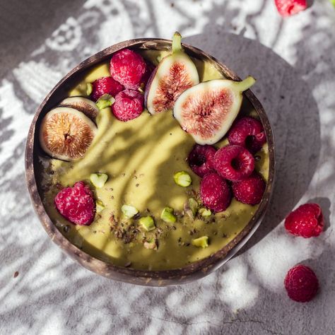 Morning Matcha Energy Bowl - Coconut Bowls | North America Cookie Dough Nice Cream, Homemade Smoothie Bowl, Breakfast Bowl Vegan, Salted Caramel Smoothie, Raspberry Banana Smoothie, Protein Smoothie Bowl, Chocolate Smoothie Bowl, Refreshing Breakfast, Morning Matcha