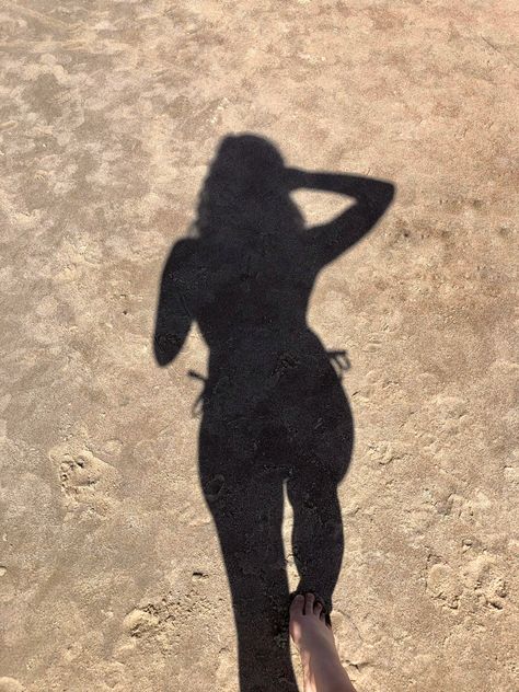Sunny Beach Pictures, Beach Shadow Pictures, Sunny Beach Aesthetic, Thor Girl, Aesthetic Shadow, Ig Poses, Beach Instagram Pictures, Beach Instagram, Surf Vibes
