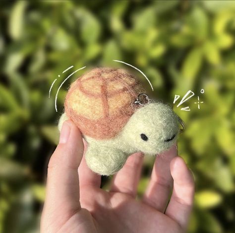 Figurine, Needle Felt Turtle, Needle Felting Turtle, Felting Ideas Easy, Felting Aesthetic, Cute Felting Ideas, Needle Felt Keychain, Needle Felted Turtle, Cute Needle Felting Ideas