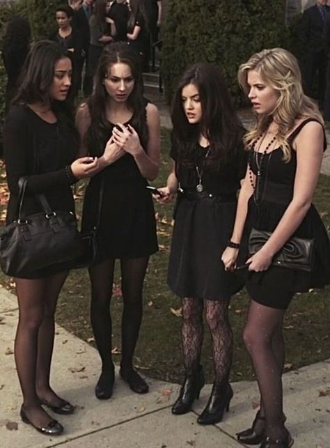 picture of the liars wearingcute black outfits Aesthetic Film Photography, Pretty Little Liars Aesthetic, 2014 Grunge, Lying Game, 2014 Tumblr, Pretty Little Liars Outfits, Pll Outfits, Aesthetic Film, Funeral Outfit