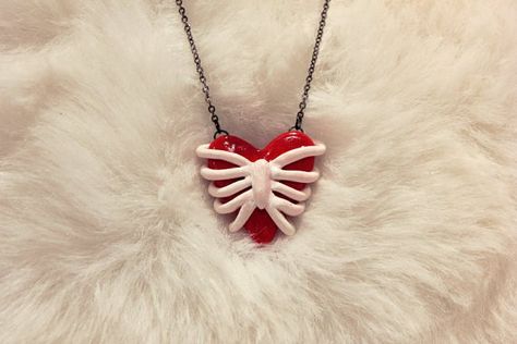 Cool Clay Jewelry, Cute Polymer Clay Necklace, Heart Necklace Clay, Cool Clay Necklace, Heart Clay Necklace, Clay Ideas Weird, Clay Rib Cage, Charms To Make Out Of Clay, Clay Necklaces Diy