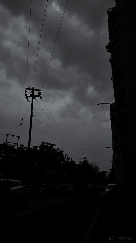 yeh baarish ki boonde khushiyan se kam nahin hoti ek ek boond humare dil ko sukun pahunchaati haan hoti hogi mushkilein logon ke liye par mujhe yeh meri saanson se bhi jyada aham lagti Rainy Vibes, Eyes Images, Rainy Sky, Beautiful Eyes Images, Rainy Day Aesthetic, Phone Background Patterns, Fotos Aesthetic, Cloth Design, Light Background Images