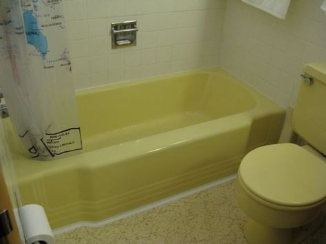 how to decorate a yellow bath Retro Bathrooms 1950s, Yellow Tile Bathroom Ideas, Gold Tiles Bathroom, Yellow Tile Bathroom, Vintage Yellow Bathroom, Yellow Bathroom Tiles, Pink Bathrooms, Bathroom Retro, Yellow Bath