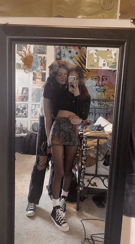 wlw couple photo idea aesthetic lgbtq lesbian sapphic love mirror picture Photo Ideas With Girlfriend, Wlw Cuddle Pose, Sapphic Aesthetic Grunge, Men And Woman Together Couple, Wlw Teen Couple, Girlfriend Photoshoot Ideas, Sapphic Couple Photos, Cute Queer Couples, Wlw Aesthetic Spicy