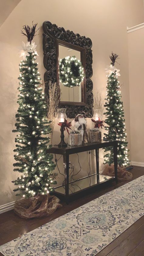 Christmas Decor 2024 Trends, Christmas Foyer Decor, Christmas Front Porch Decor Ideas, Modern Christmas Decor Ideas, Christmas Front Porch Decor, Front Porch Decorating Ideas, Christmas Entry, Christmas Entryway, Glam Christmas Decor