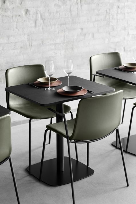Restaurant Chairs Design, Minimalist Cafe, Restaurant Table Design, Minimalist Restaurant, Trendy Restaurant, Restaurant Designs, Nordic Restaurant, Restaurants In Paris, Cafe Furniture