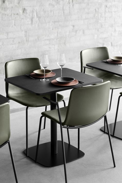 Cafe Table Aesthetic, Minimalist Cafe, Minimalist Restaurant, Trendy Restaurant, Restaurant Designs, Nordic Restaurant, Restaurants In Paris, Cafe Furniture, 카페 인테리어 디자인