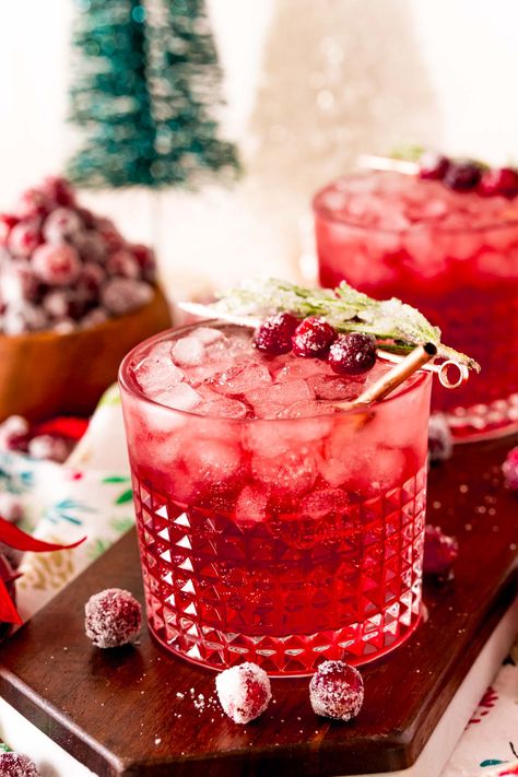 This Sparkling Vodka Cranberry is a quick 4 ingredient cocktail that's served over ice and garnished with sugared cranberries and rosemary! Ready to sip on in 10 minutes or less! Cranberry Fizz Cocktail, Vodka And Cranberry Drinks Cocktails, Friendsmas Cocktails, Vodka Winter Cocktails, Cranberry Vodka Recipe Cocktails, Cranberry Vodka Cocktail, Whipped Vodka Drinks, Vodka Cranberry Drinks, Cranberry Vodka Recipe