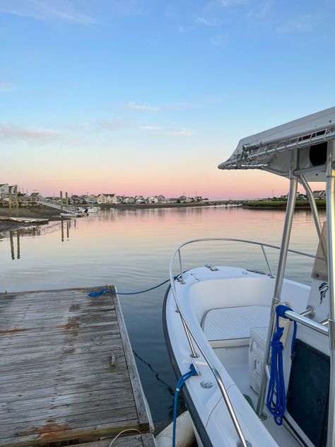 Nature, Beach Boat Aesthetic, Beach View Balcony, Boat Family Aesthetic, Boat Marina Aesthetic, Boat House Aesthetic, Colorful Coastal Aesthetic, Summer On A Boat, Small Boat Aesthetic