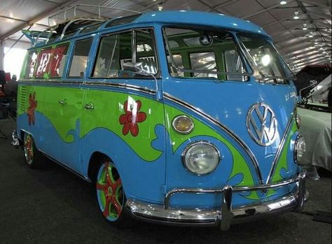 10 Photos of VW Kombis that will make you miss the 70s Hippy Car Interior, Combi Hippie, Kombi Motorhome, Scooby Doo Mystery Incorporated, Hippie Car, Mystery Machine, Hippie Bus, Vintage Vw Bus, Combi Volkswagen
