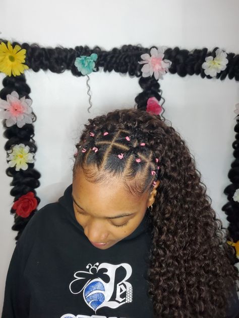 Rubber Band Cross Over Hairstyle, Cross Cross Crochet Hair, Crisscross Rubberband Hairstyle Natural Hair, Rubber Band Frontal Hairstyles, Rubber Band Front Curly Back, Criss Cross Puff Natural Hair, Criss Cross With Weave, Rubber Band Criss Cross Hairstyles, Criss Cross With Curly Hair