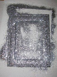 glitter frames with spray paint!! I'm thinking this would be awesome on a big mirror! Glitter Bedroom, Glitter Room, Frozen Room, Glitter Mirror, Picture Frame Crafts, Glitter Rosa, Glitter Pictures, Glitter Frame, Glitter Shirt