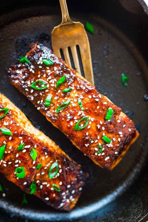 Soy Ginger Salmon {Fast, Healthy Asian Salmon Recipe} – WellPlated.com Soy Ginger Salmon, Simple Baked Salmon, Asian Salmon Recipes, Soy Ginger, Salmon Recipes Baked Easy, Asian Salmon, Ginger Salmon, Salmon Marinade, Honey Salmon