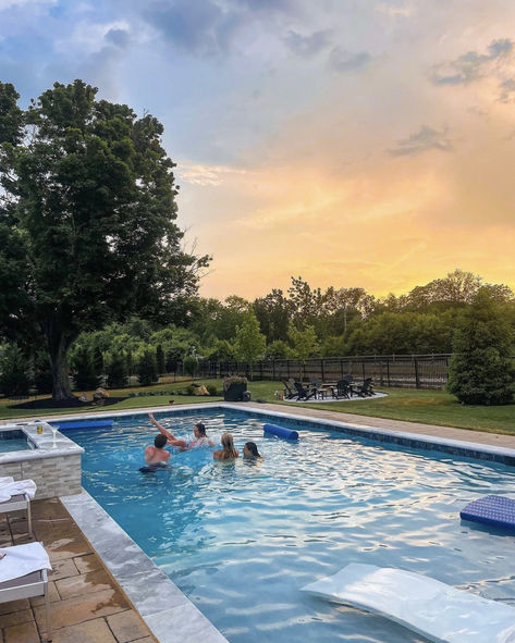 pool day Swimming Summer Aesthetic, Cottagecore Pool, Backyard Pools Ideas, Pool Pics Aesthetic, Pool Summer Aesthetic, Summer Pool Aesthetic, Pool Day Aesthetic, Summer Aesthetic Pool, Pool Sunset