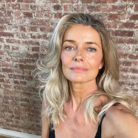 00s Mode, Paulina Porizkova, Middle Aged Women, Beautiful Old Woman, Beautiful Women Over 50, Beautiful Hairstyles, Women Makeup, Betty White, Hair Routine