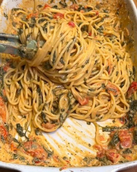 @veganchallenge4u on Instagram: ""GET The Complete Plant Based Cookbook - Over 200+ Delicious Vegan Recipes Including 30-day Meal Plans" =>> LINK IN BIO 🔗 @veganchallenge4u 1️⃣ or 2️⃣? Which #recipe would you try?👇 🌱 By @Dr.vegan 1️⃣ This Creamy Baked Tomato and Spinach Pasta combines roasted tomatoes, garlic, vegan cream cheese, and spinach for a hearty, flavorful meal. Easy to make, it's perfect for a regular dinner or a special occasion. Ingredients 2/3 lb about pasta of choice 300g 7 oz fresh spinach 200g 10.5 oz cherry tomatoes 300g 1 whole bulb of garlic 7 oz vegan cream cheese 200g 3-4 tbsp olive oil Black pepper to taste Salt to taste Instructions Preheat Oven: Preheat your oven to 356°F (180°C). Prepare Baking Dish: Lay the spinach leaves at the bottom of a baking dish. Scatt Creamy Baked Tomato And Spinach Pasta, Cream Cheese And Spinach, Plant Based Cream Cheese, Dr Vegan, Tomato And Spinach Pasta, Cream Cheese Spaghetti, Vegan Plan, Creamy Garlic Mushrooms, Spice Blends Recipes