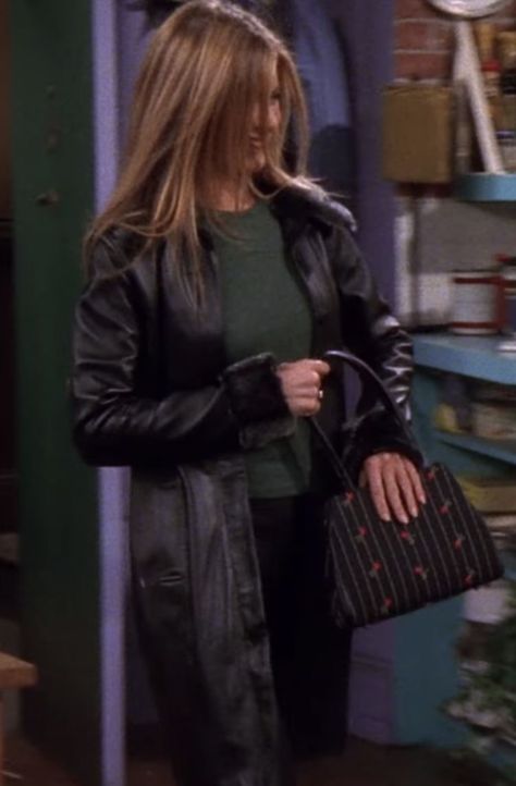 rachel green outfits aesthetic tumblr friends Rachel Green Trench Coat, Rachel Green Autumn Outfits, Iconic Rachel Green Outfits 90s, Rachel Green Winter Outfits, Rachel Green Outfits Work, Friends Fashion 90s, Friends Outfits Rachel, Green Outfits Aesthetic, Friends Rachel Outfits