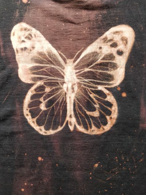 Butterfly painted with bleach on the back of a tshirt Hand Drawn T Shirt, Cool Bleach Designs On Shirts, Bleach Shirt Butterfly, Bleach Crewneck Diy, Bleach Clothes Design Butterfly, Painted T Shirts Aesthetic, Bleach Tie Dye Painting, Draw With Bleach On Clothes, Flower Bleach Shirt