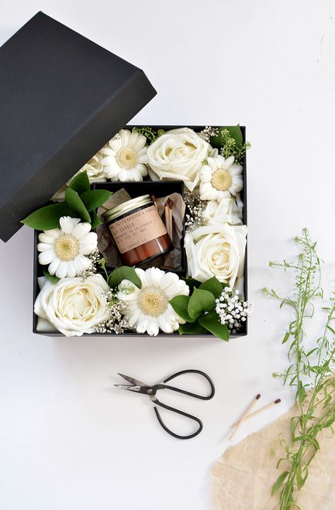 DIY boxed flowers tutorial | www.homeology.co.za Diy Mother's Day, Fleurs Diy, Flower Box Gift, Flower Gift Ideas, Cadeau Diy, Flower Packaging, Trendy Flowers, Diy Gift Box, Mother's Day Diy