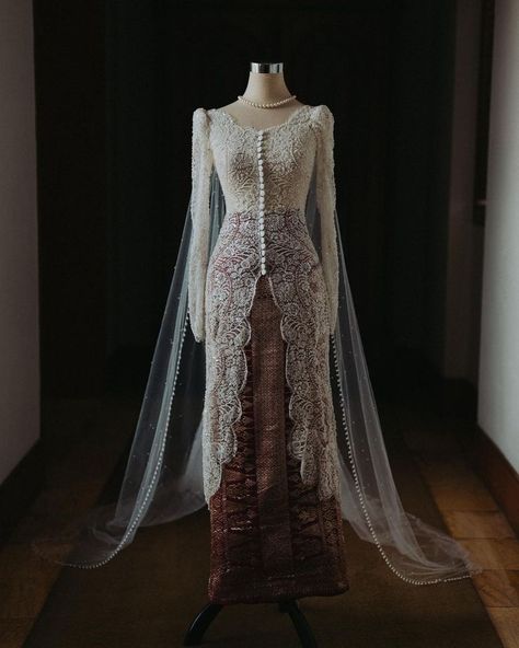 Indonesian Kebaya Modern, Modern Kebaya Wedding Dress, White Kebaya Wedding, Kebaya Ideas Hijab, Batik Wedding Dress, Dress Pengantin Hijab, Modern Kebaya Wedding, Javanese Wedding Hijab, Kebaya Wedding Modern