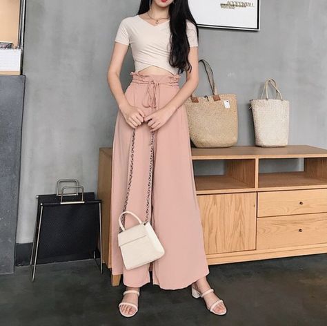 Casual Loose Pants Loose Pants Summer Outfit, Square Pants Outfit Casual, Square Pants Outfit, Nails Shoes, Office Wear Dresses, Loose Pants Outfit, Look Rose, Square Pants, Shirt Outfit Women