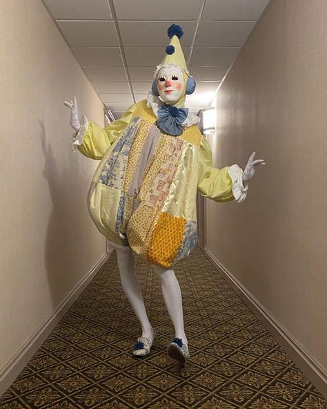 Max🤡 on Instagram: "Hopscotch: The circus clown🎪✨ I have been working on another costume that has been taking me ages… so I thought I’d clear out my fabric closet and make something out of my scraps! So TA-DA!! A yellow little circus clown. I also had an extra pair of shoes I re-covered to match!!✨ 🎪🌞✨" Clown Costume Diy, Clowncore Fashion, Jester Outfit, Clown Costume Women, Clowncore Aesthetic, Fabric Closet, Clown Dress, Clown Pics, Clown Suit