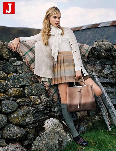 BIG CHEQUE: Cara launched her own collection with this label, famed for its leather goods Country Fashion, Mode Country, Stile Preppy, Moda Country, Fall 2014 Fashion, Cara Delevigne, Tim Walker, Estilo Preppy, 가을 패션