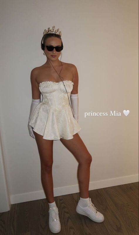 Bon Qui Qui Halloween Costume, Easy Costumes To Make At Home, Cute Halloween Costumes Blonde Hair, Simple Halloween Costumes Brunette, Funny Comfy Halloween Costumes, Barbie Princess And The Pauper Costume Diy, Vanderpump Rules Halloween Costume, Halloween Outfit Ideas Aesthetic, Michelle Diaz Outfits