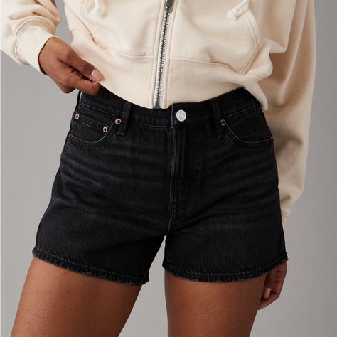 Mom Shorts From Ae Nwot Never Worn. Could Fit A Size 4 Summer Outfits Black Jean Shorts, Summer Hiking Outfit Women Shorts, Black Cargo Shorts Outfit, Outfit With Black Shorts, Style Black Shorts, American Eagle Clothes, Black Jean Shorts Outfit, Black Denim Shorts Outfit, Summer Hiking Outfit Women