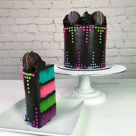 I’ve been wanting to do a black cake with bright colors for so long now but haven’t got around to it 😋 when I found these @danasbakery… Glow Birthday Cake Ideas, Glow Theme Cake, Black Light Cake Ideas, Black And Purple Cake Ideas, Black And Neon Cake, Neon Glow Party Cake Ideas, Neon Themed Cake, Glow Birthday Party Cake, Glow Party Birthday Cake