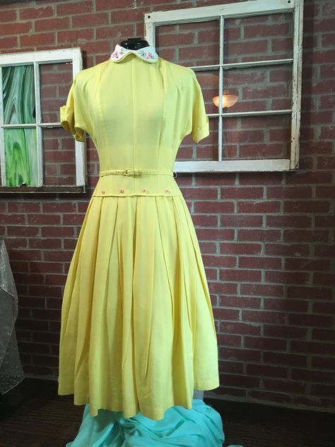 CompanyBAntiques Plain Yellow Dress, 1940 Dress, 1940s Fashion Women, Lookbook Design, 1940s Outfits, Vintage Retro Clothing, Banana Yellow, Dazzling Dress, Fashion 1950s