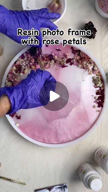 Resin Art Photo Frames, Epoxy Resin Photo Frame, Resin Mould Ideas, Resin Art With Rose Petals, Baby Resin Art, Resin Photo Crafts, Resin Frame Ideas, Resin Photo Frame Ideas, Resin Art Frame