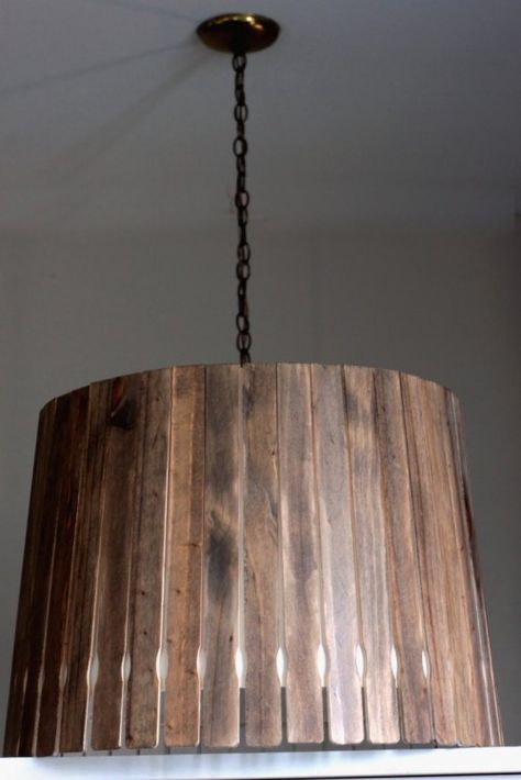 I am so going to do this. It looks like an old wooden bucket turned into a lamp shade, but it's actually wood-stained paint stick mixers hot glued to a lamp shade! I guess you could do the same thing to make a hanging fixture. Wow!   This would be great in the lake house!  And one for my garden "shed"! Paint Stirrers, Paint Stir Sticks, Diy Muebles Ideas, Diy Lampe, Diy Casa, Diy Lamp Shade, Painted Sticks, Light Project, Diy Lighting