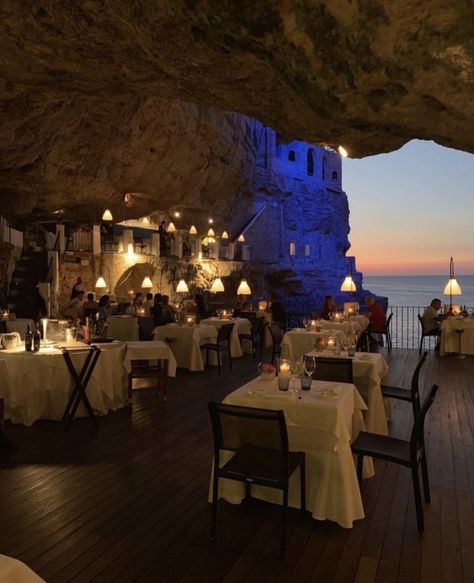 Sorrento, Romantic Restaurant, Destination Voyage, Visit Italy, Dream Lifestyle, European Summer, Travel Goals, Pretty Places, Travel Inspo