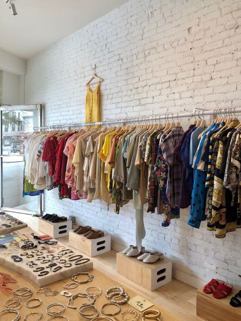 Vintage Store Ideas, Clothing Store Interior, Clothing Store Design, Store Layout, Visiting Nyc, Boutique Decor, Second Hand Shop, Vintage Clothes Shop, Queens Ny