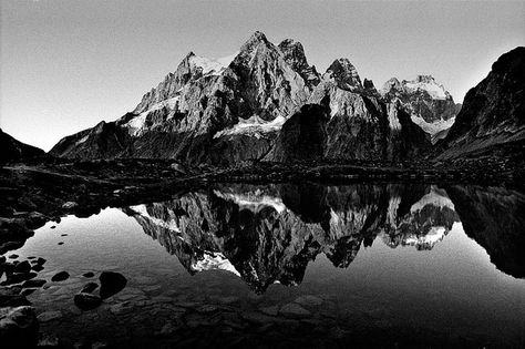 . Best Landscape Photography, Black And White Beach, Landscape Images, Photography School, White Landscape, Digital Photography School, Black And White Landscape, Mountain Photography, Photography Guide
