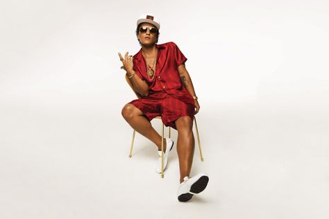 Bruno Mars Channels Michael Jackson & Prince in "Versace On The Floor" Bruno Mars, Bruno Mars Costume, Michael Jackson And Prince, Bruno Mars Style, Bruno Mars Music, Whitney Houston Young, Versace On The Floor, Musica Pop, Music Fashion