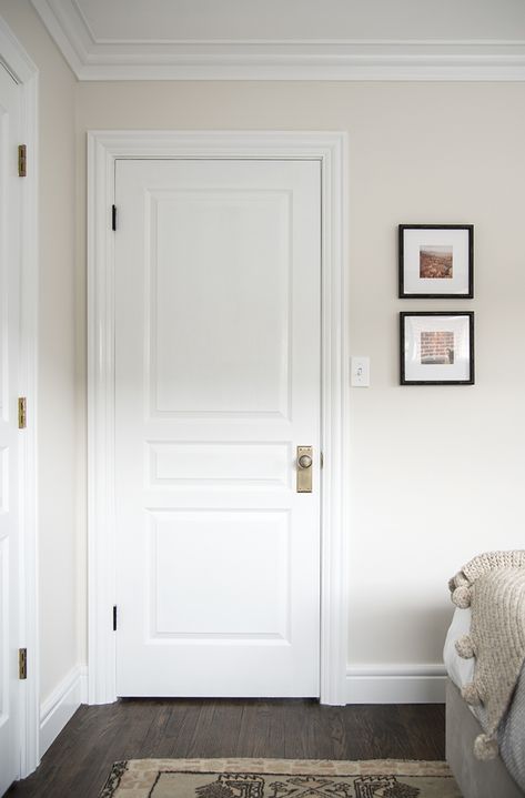 Guest Bedroom Reveal - Room for Tuesday Blog / Renovation White Interior Door, Interior Door Styles, Room For Tuesday, Eksterior Modern, Off White Walls, Bedroom Door Design, White Door, Door Design Interior, Aesthetic White