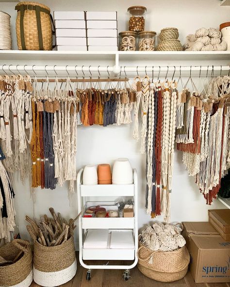 Macrame Organization Ideas, Macrame Rack Diy, Boho Shop Ideas, Organize Macrame Supplies, Macrame Working Station, Macrame Craft Room Ideas, Macrame Craft Room, Macrame Packing Ideas, How To Set Up Macrame Work Space