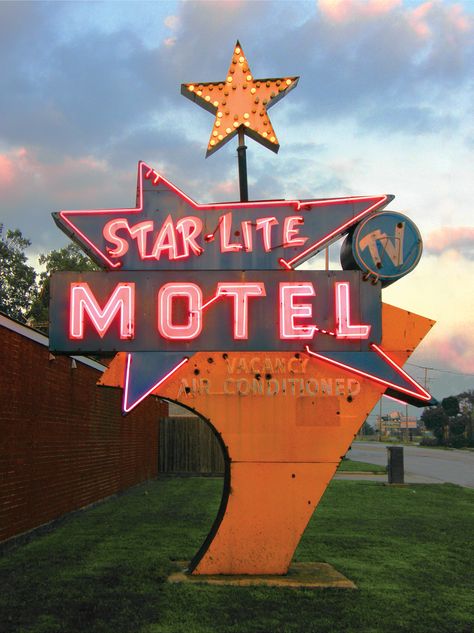 Photographer Nick Freeman pays tribute to 135 of the Chicago area's famous—and not-so-famous—neon signs. Old Neon Signs, Retro Signage, Googie Architecture, Station Service, Contemporary Oil Paintings, Ghost Signs, Vintage Neon Signs, Retro Sign, Old Signs