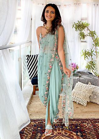 Unique Sangeet Outfit, Dhoti Pattern, Dhoti Style Saree, Unique Indian Outfits, Drape Dhoti, Sangeet Look, Sangeet Outfits, Dhoti Saree, Terrace Ideas