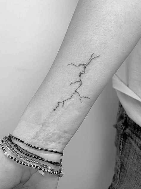 CONCEPT: A descending piece where at the top it’s stormy and as you get further down it clears up into nature and and sun Lightening Tattoo, Blitz Tattoo, Storm Tattoo, Lightning Bolt Tattoo, Realistisches Tattoo, Lightning Tattoo, Bolt Tattoo, Tattoos Infinity, Light Tattoo