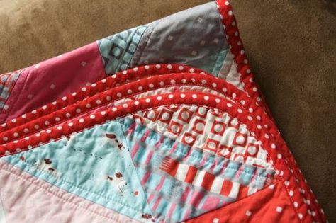 How to make Rounded Quilt Corners Quilt Tutorials, Patchwork, Quilt Corners, Quilting Digest, Binding Tutorial, Quilt Binding, Quilting Techniques, Free Quilting, Quilting Tips