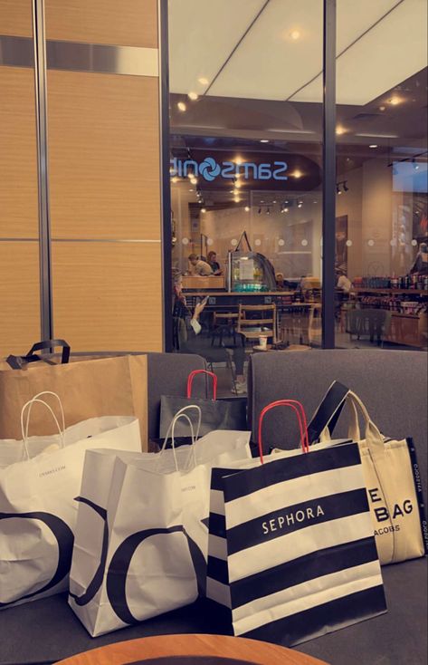 Shopping Spree Bags, Shopping Spree Aesthetic, Nike Shopping, Shoes Instagram, Aesthetic Shopping, Shopping Pictures, Clothes Model, Shopping Aesthetic, Summer Bash