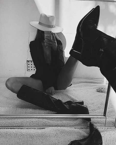 Bourdier Photoshoot Poses, Black Dress And Boots, Street Fashion Photoshoot, Photo Studio Design, Insta Filter, Selfie Snapchat, Foto Cowgirl, Western Photoshoot, Budiour Photography